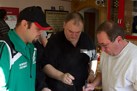 Die beiden Köche bei der Essensausgabe