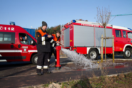 Prüfen eines neuen Oberflurhydranten in der Vorgelherdstraße